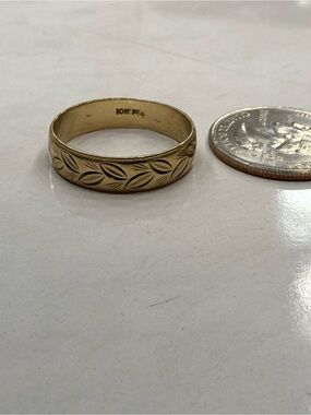 10K Gold Leaf-Pattern Ring Band - Yellow Gold